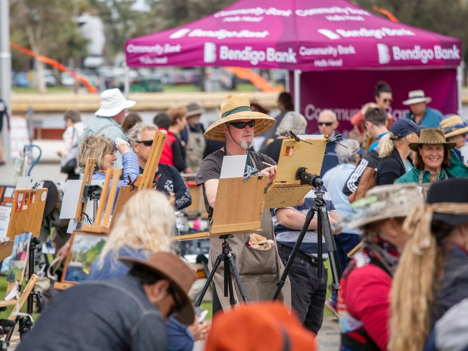 People outdoors drawing in a completion at Plein Air Down Under