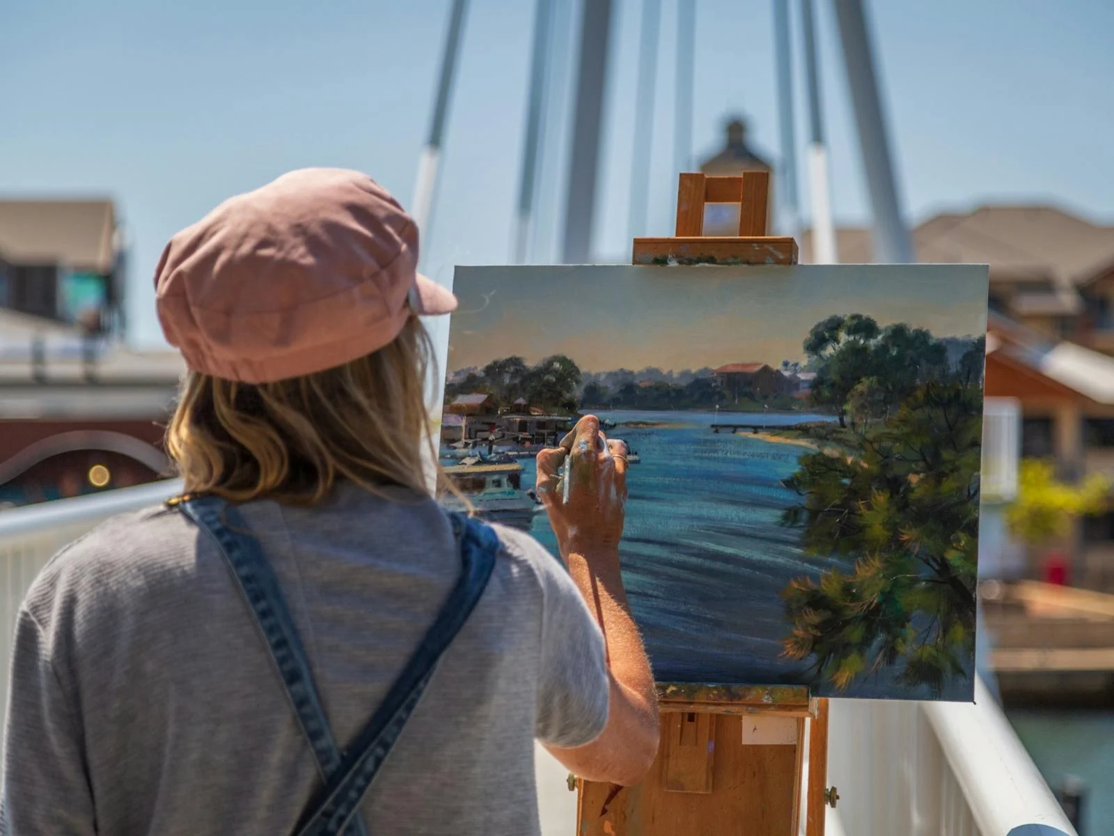 Artist Leanne Pearson painting at Plein Air Down Under