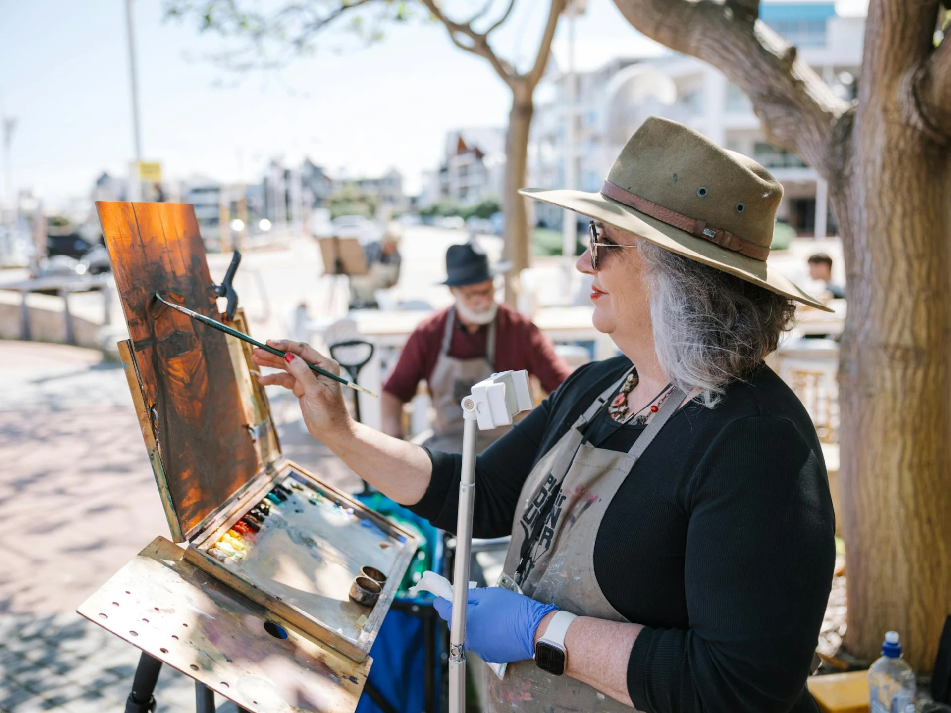 woman painting outdoors at Plein Air Down Under