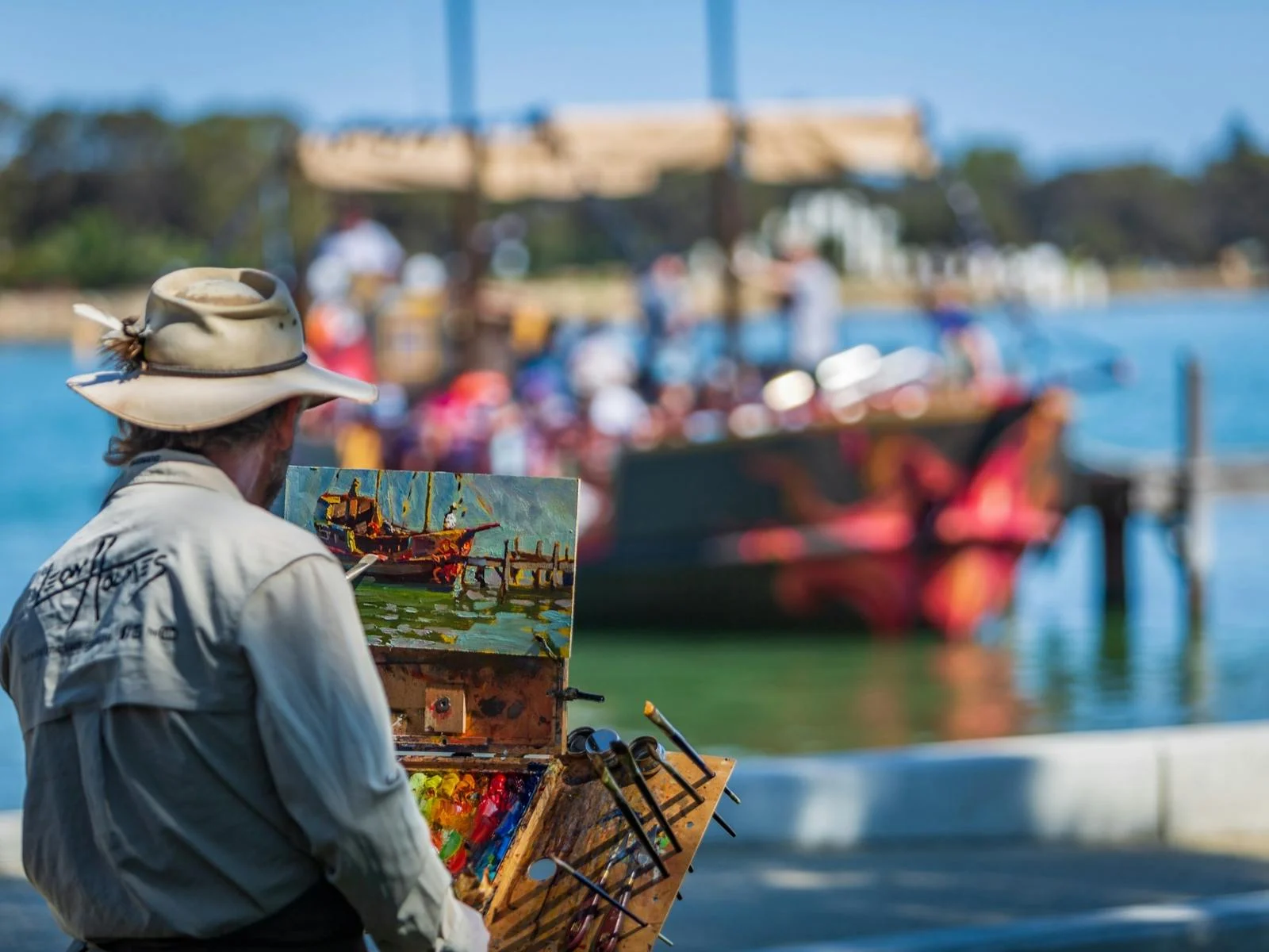 Artist Leon Holmes painting a boat in Mandurah at Plein Air Down Under