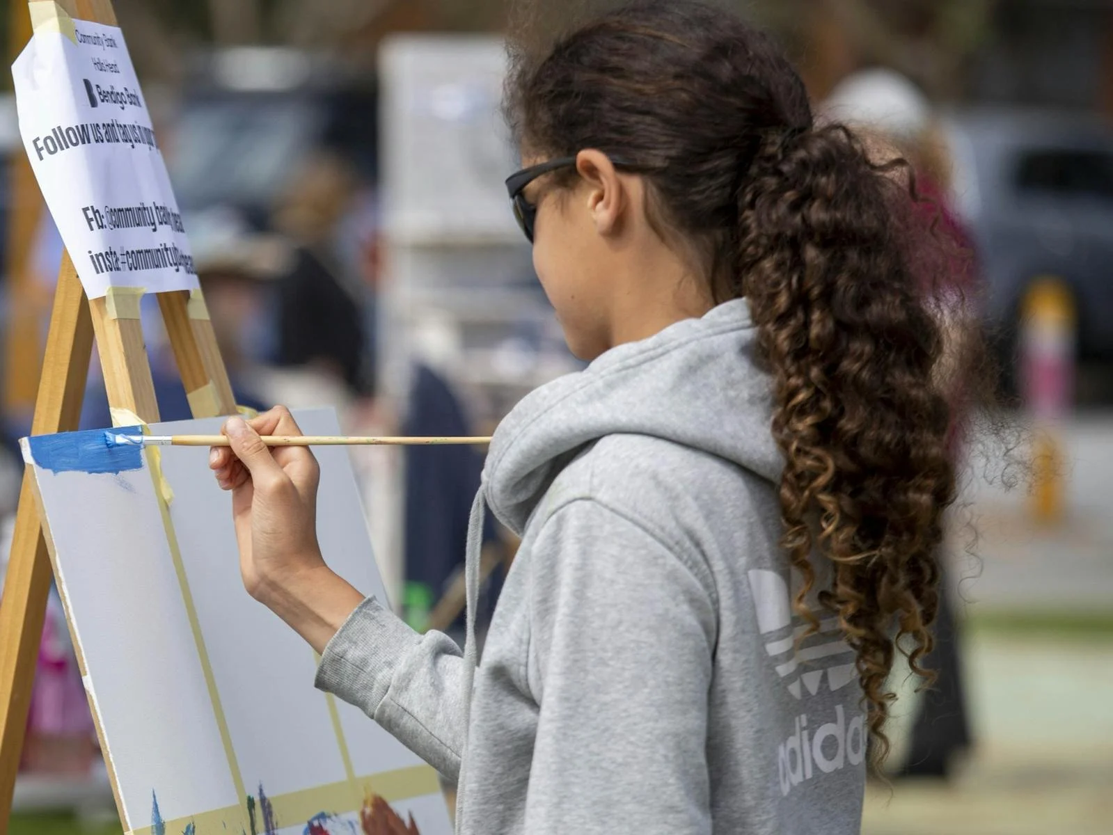 Girl painting on easel outdoors at Plein Air Down Under